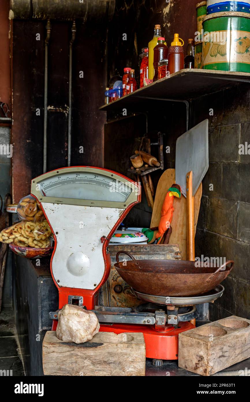 Piccolo e vecchio commercio di cibo, spezie e bevande con i suoi vecchi utensili Foto Stock