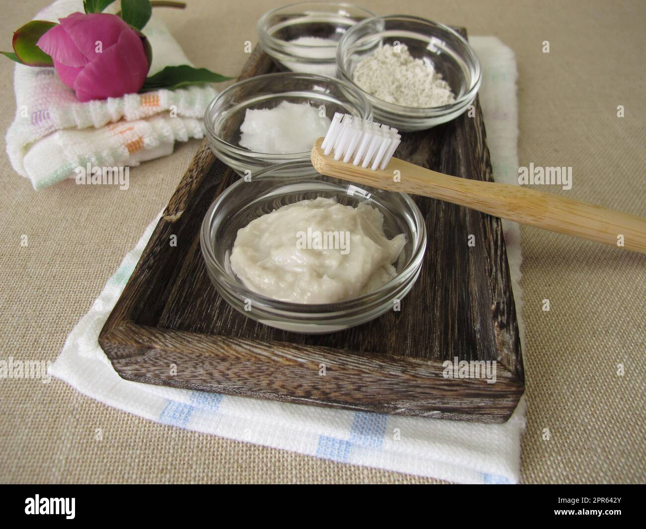 Ingredienti dentifricio immagini e fotografie stock ad alta risoluzione -  Alamy