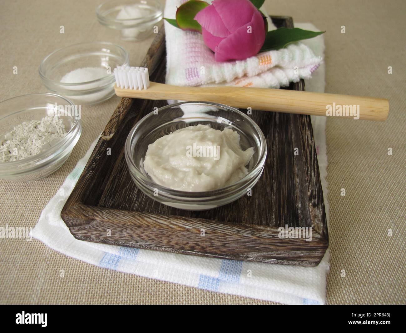 Dentifricio fatto in casa da tre ingredienti con olio di cocco, xilitolo e gesso in polvere Foto Stock