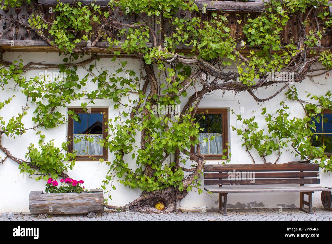 Tradizionale fattoria di montagna austriaca nel villaggio alpino di Doelsach, nel Tirolo orientale, in Austria Foto Stock