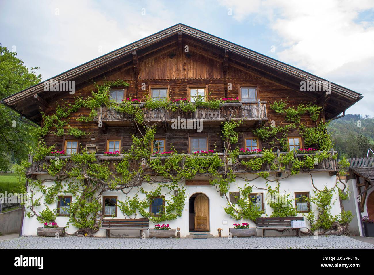 Tradizionale fattoria di montagna austriaca nel villaggio alpino di Doelsach, nel Tirolo orientale, in Austria Foto Stock