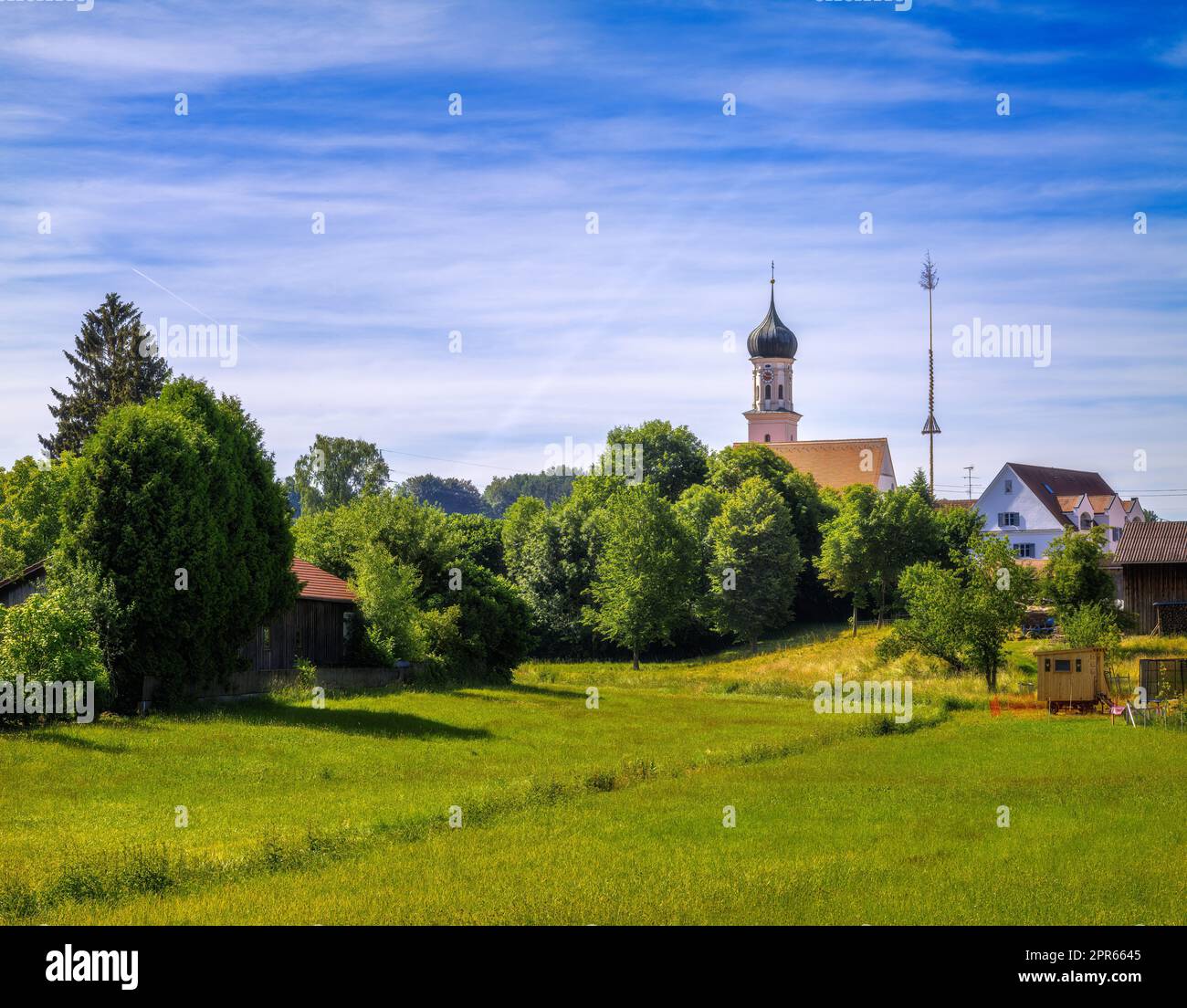Chiesa in un villaggio della Baviera Foto Stock