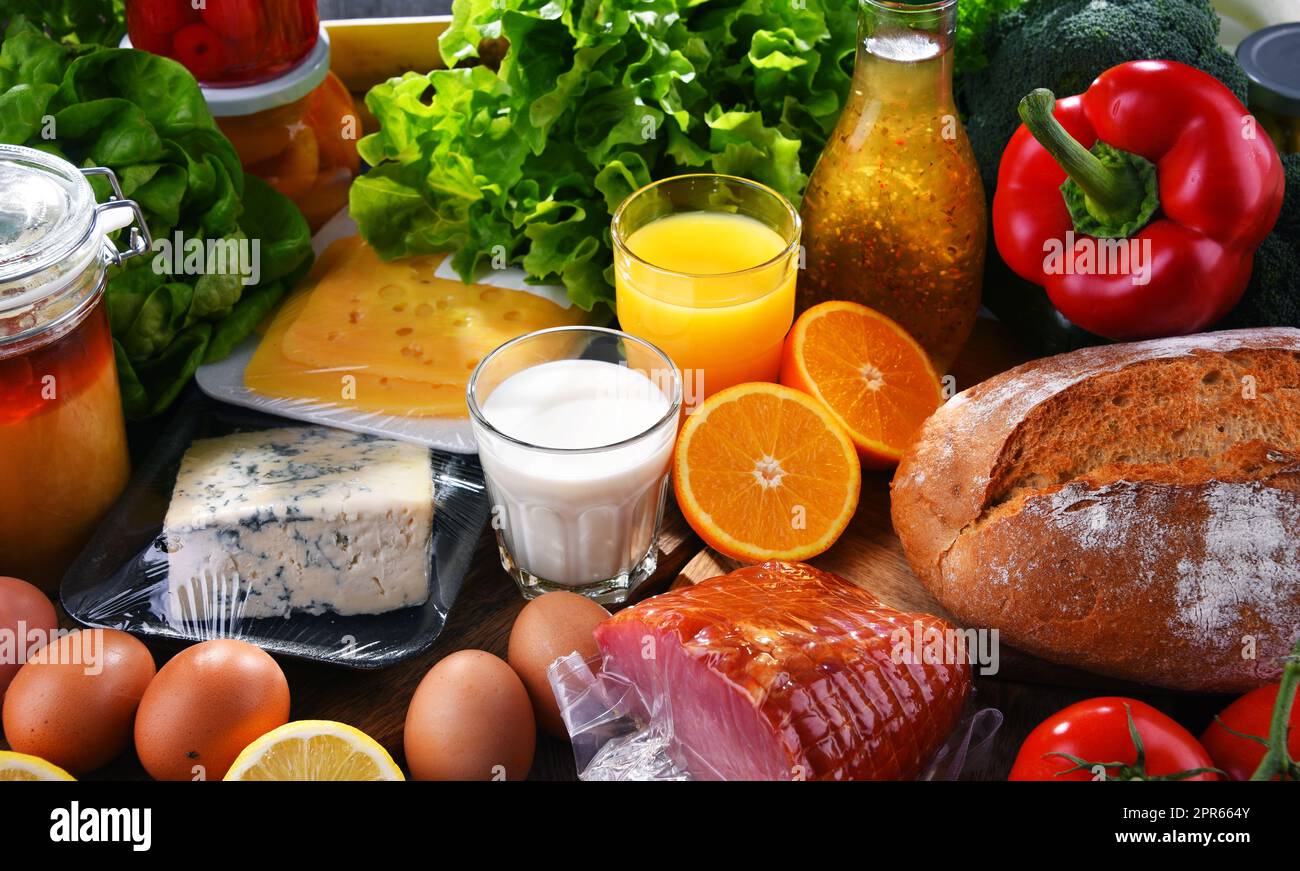 Prodotti alimentari biologici assortiti sul tavolo Foto Stock