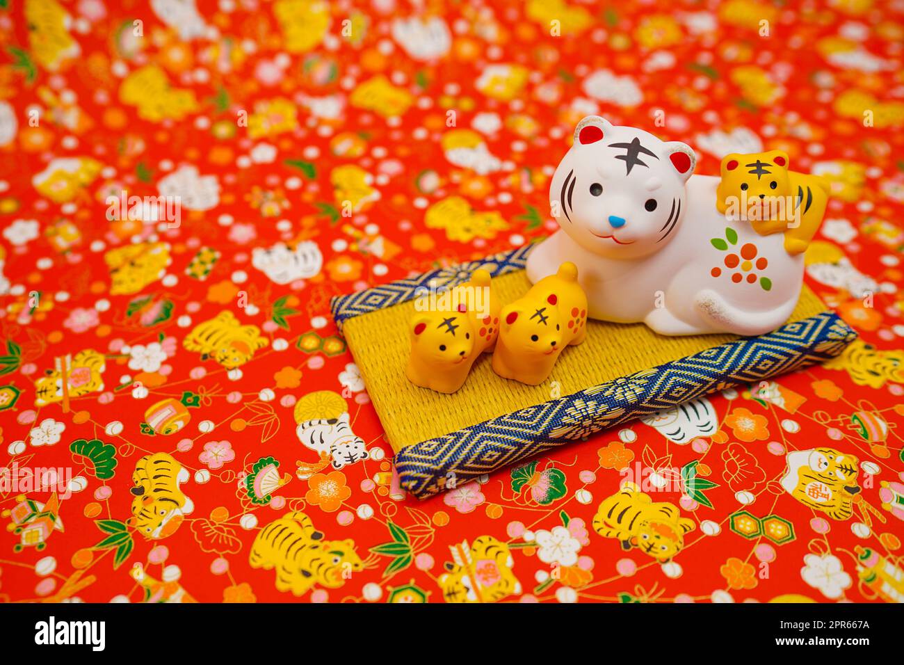 Bambola della tigre e sfondo (materiale della carta di Capodanno) Foto Stock