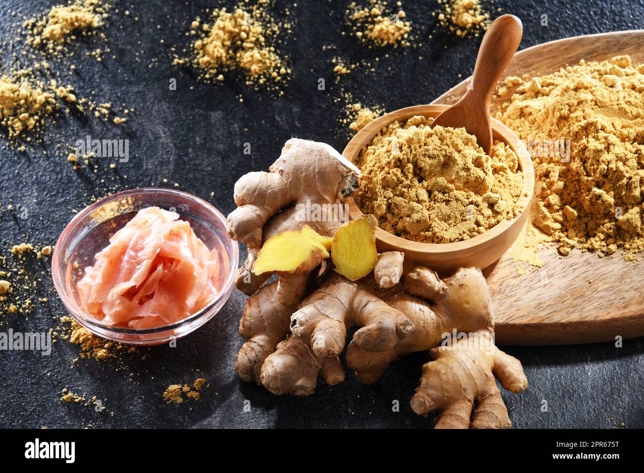 Ciotole con zenzero marinato e macinato e il suo rizoma fresco Foto Stock