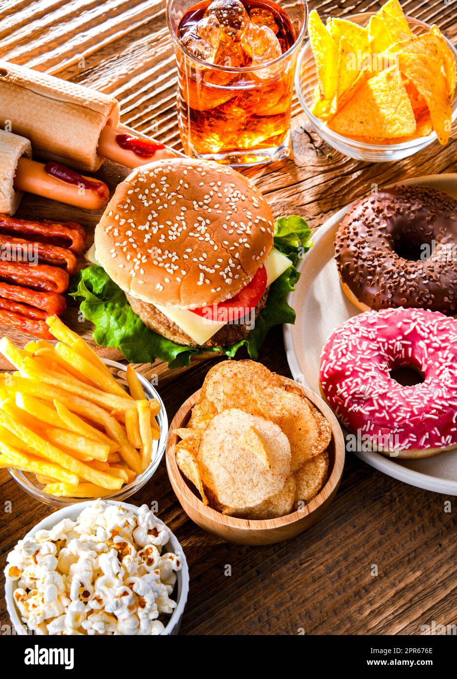 Alimenti che aumentano il rischio di cancro. Cibo spazzatura Foto Stock