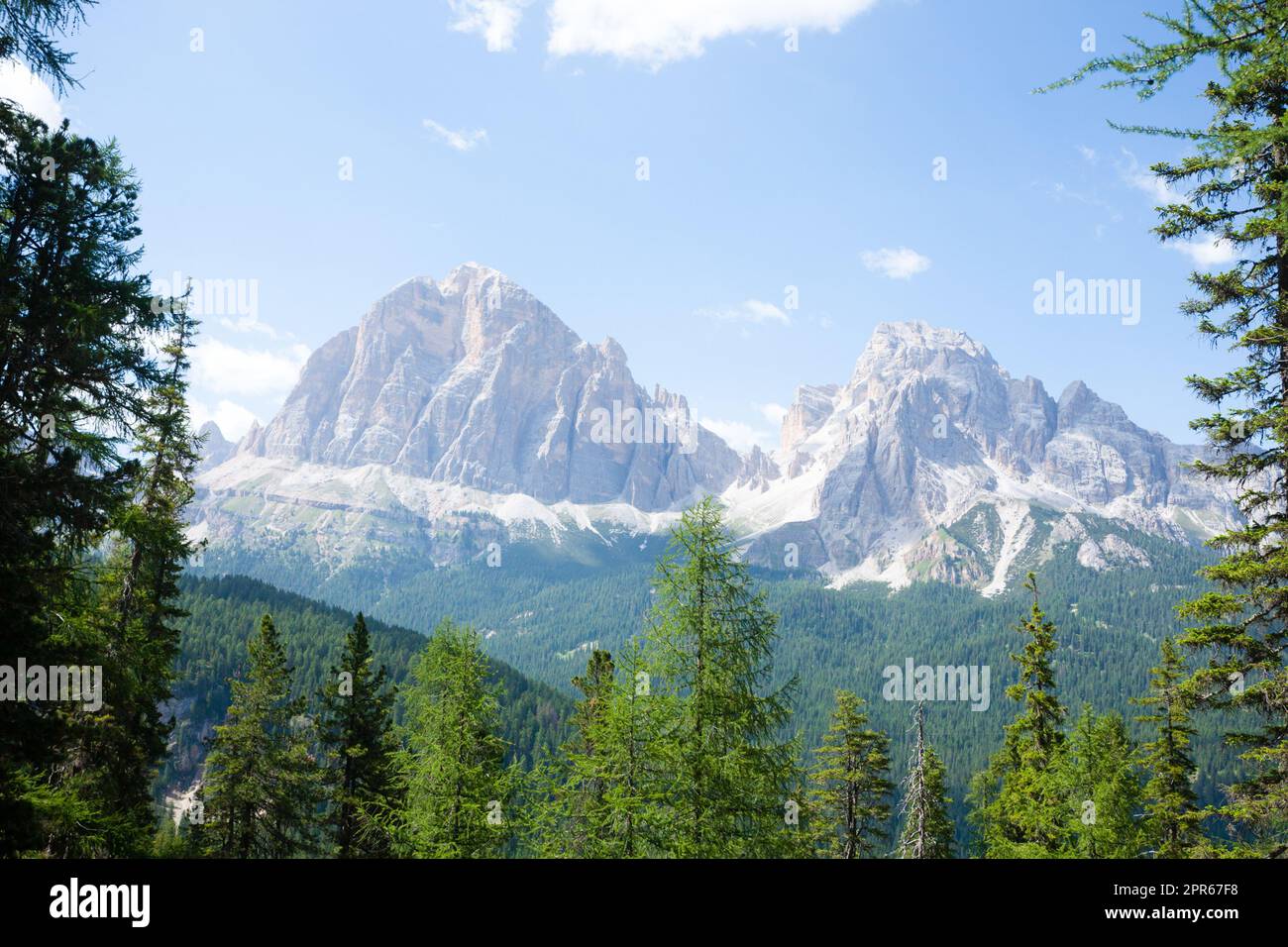 Paesaggio della gamma delle Dolomiti. Panorama estivo di montagna. dolomiti italiane Foto Stock