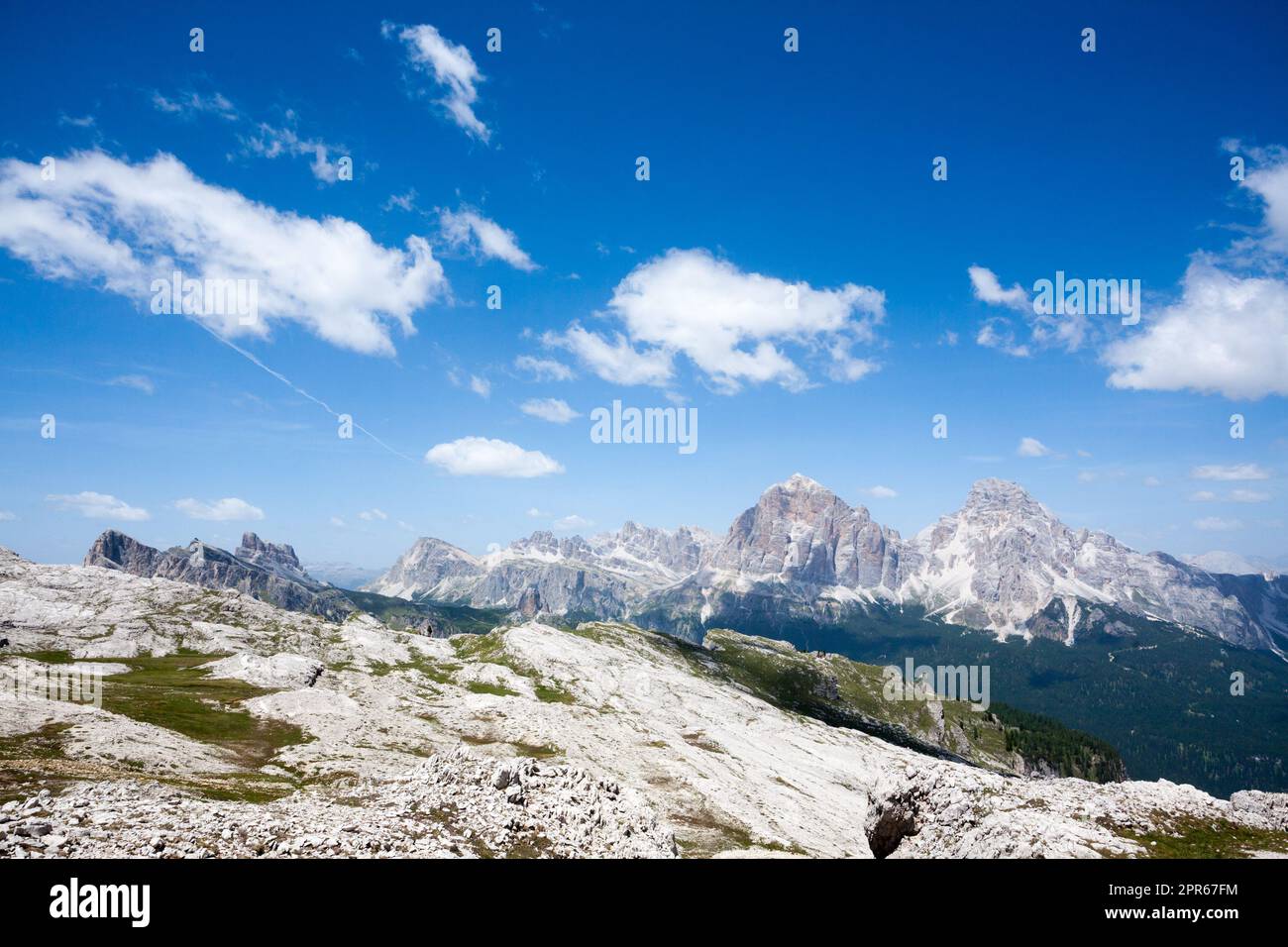 Paesaggio delle Dolomiti. Panorama estivo sulle montagne Foto Stock