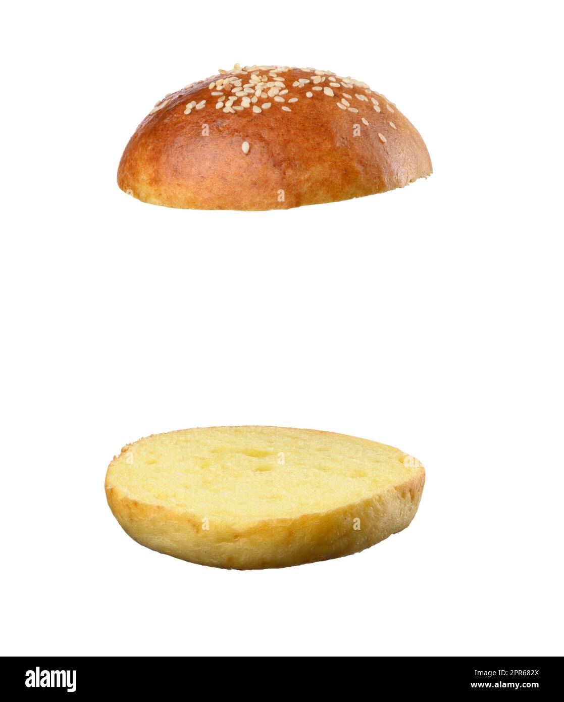 Due metà di un panino a base di farina di grano bianco con semi di sesamo isolati su fondo bianco Foto Stock