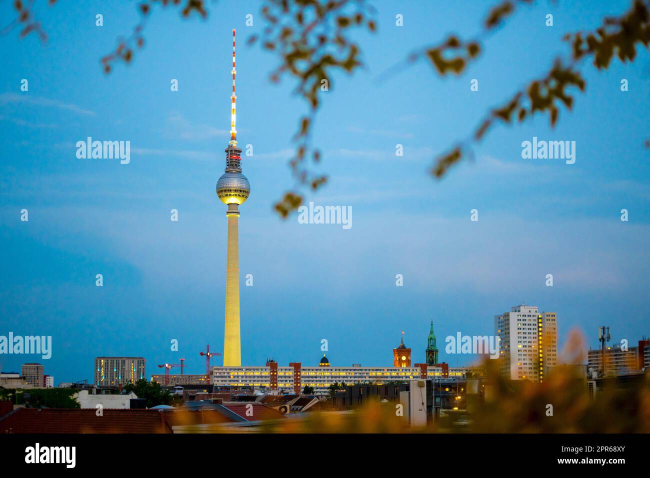 Skyline di Berlino in serata con la torre della televisione di Fernsehturm. Foto Stock