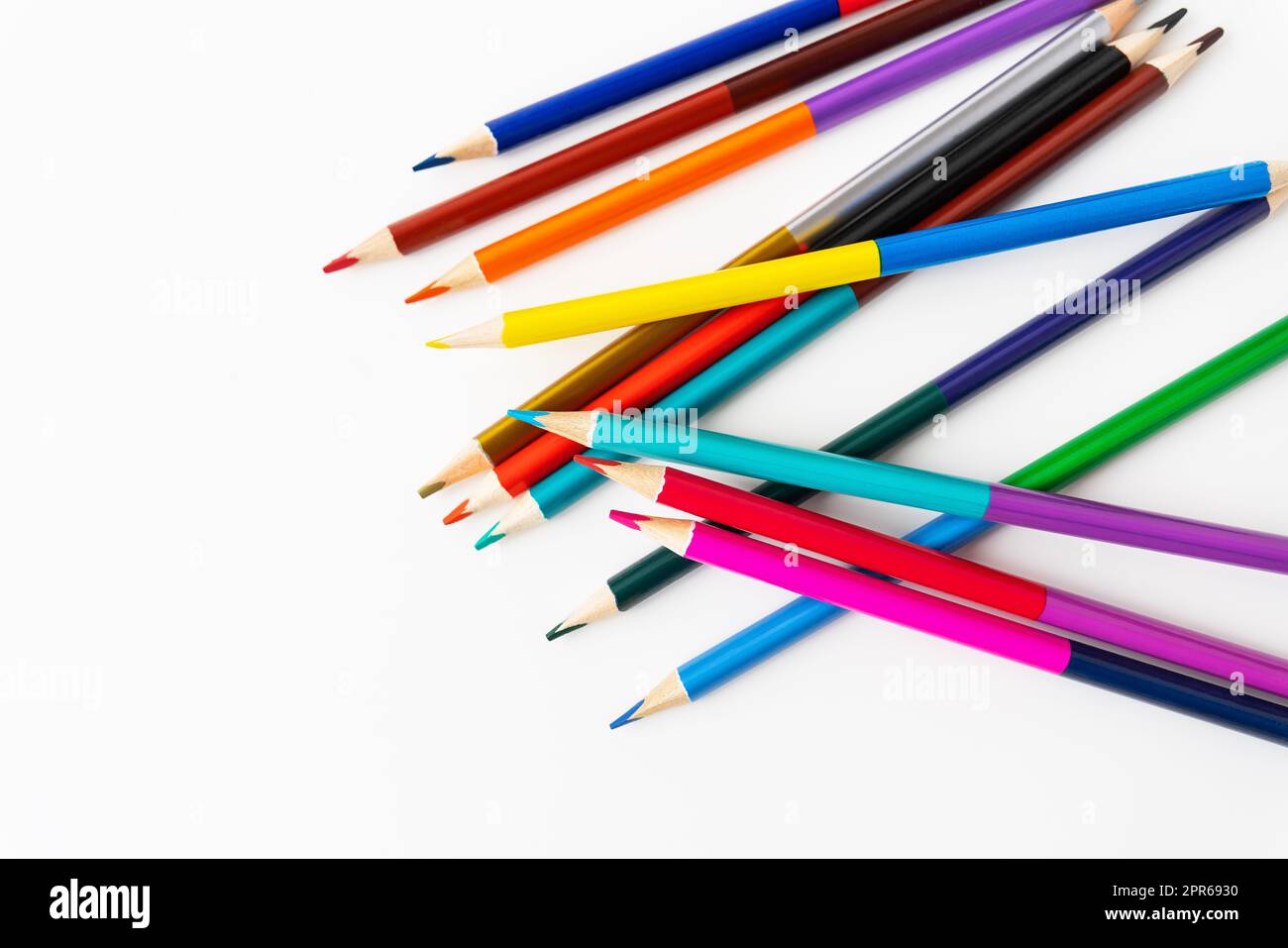 Fotografia macro ravvicinata di matite colorate sparse per disegnare. Spazio per un'iscrizione. Foto Stock