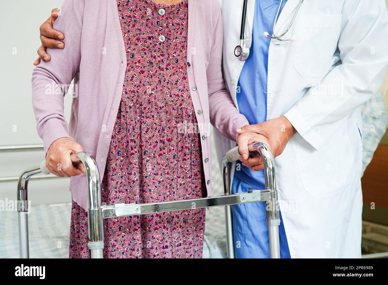 Medico aiutare asiatico anziano paziente di disabilità in ospedale di cura, concetto medico. Foto Stock