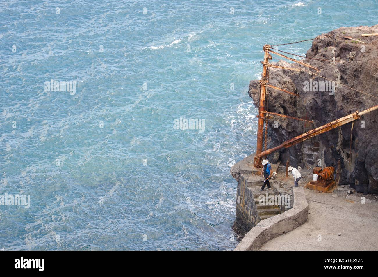 Un paio di pescatori sportivi su un vecchio molo. Foto Stock