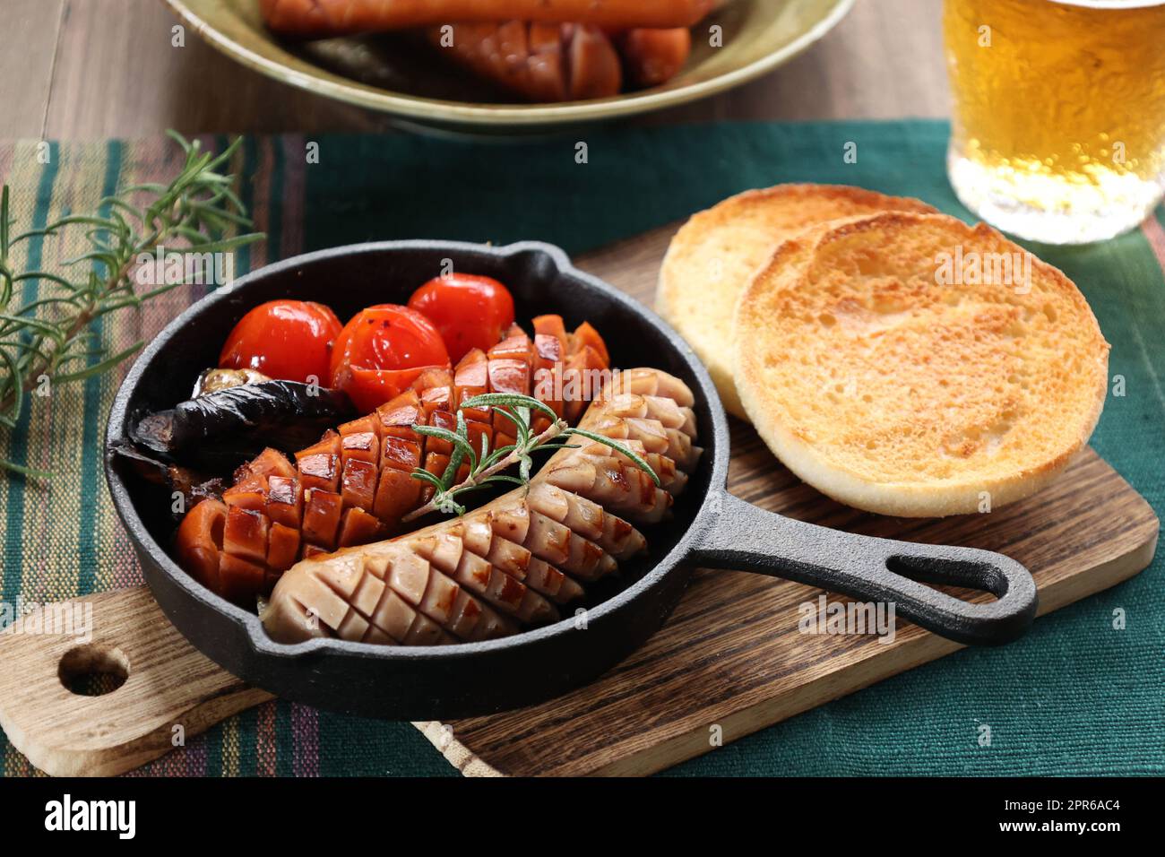 Birra e snack (salsicce con verdure alla griglia) Foto Stock
