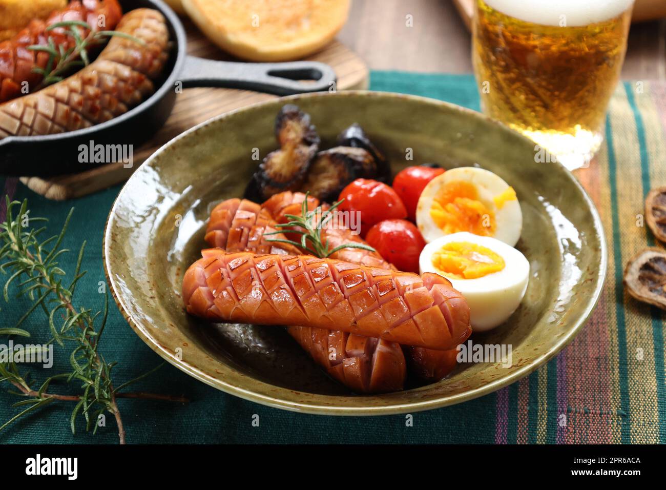 Birra e snack (salsicce con verdure alla griglia e uova sode) Foto Stock