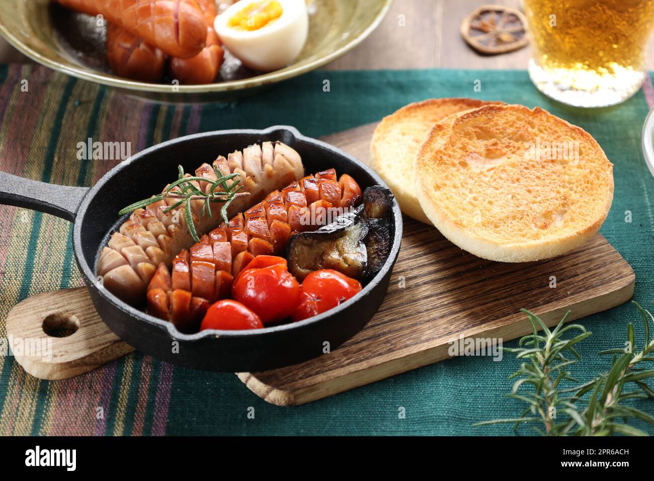 Birra e snack (salsicce con verdure alla griglia e uova sode) Foto Stock