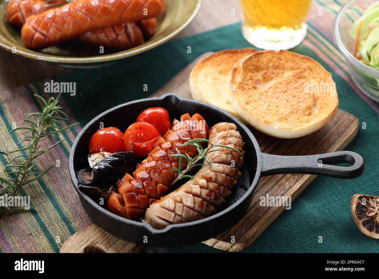 Birra e snack (salsicce con verdure alla griglia) Foto Stock