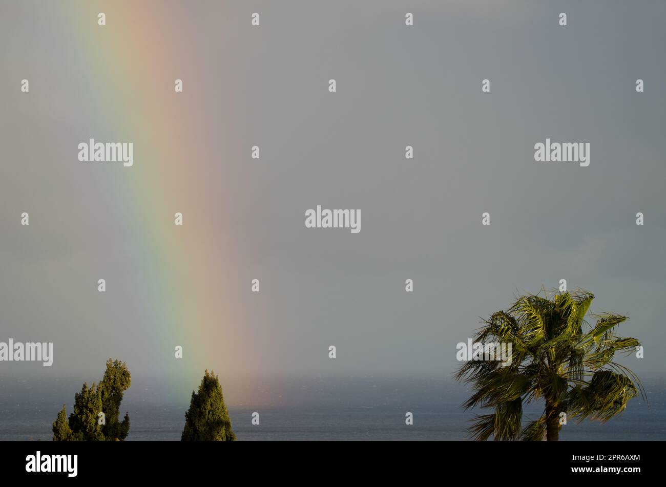 Arcobaleno sull'Oceano Atlantico. Foto Stock