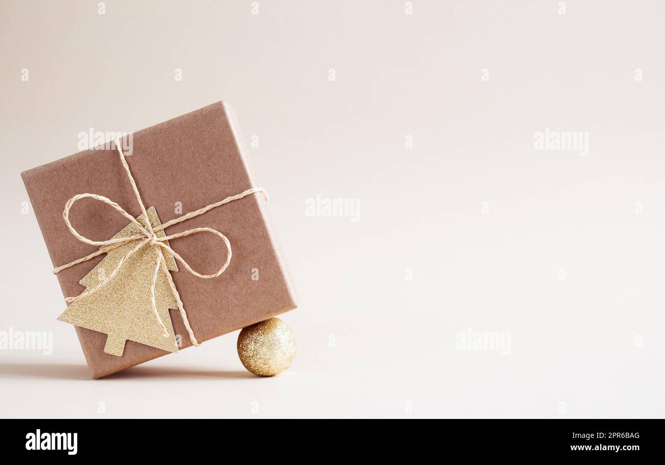 Natale e zero sprechi, eco-friendly confezioni regalo in carta kraft. Natale nuovo anno Celebrazione decorazioni concetto Foto Stock