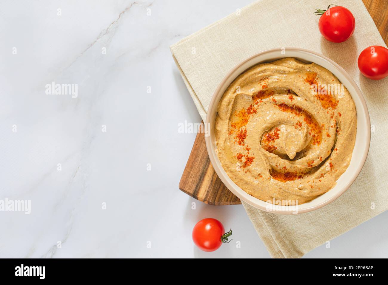 hummus (patè, pasta, bagno) di lenticchie o daal. Lenticchie rosse e hummus lenticchie Foto Stock
