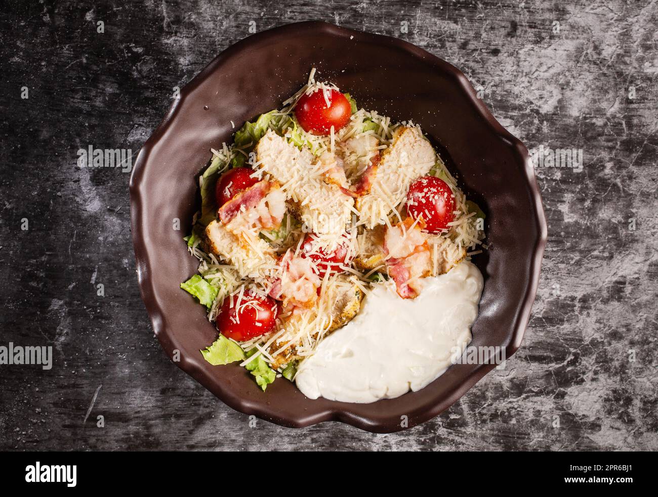 Caesar Salad. Succose fette di bistecca di pollo Foto Stock