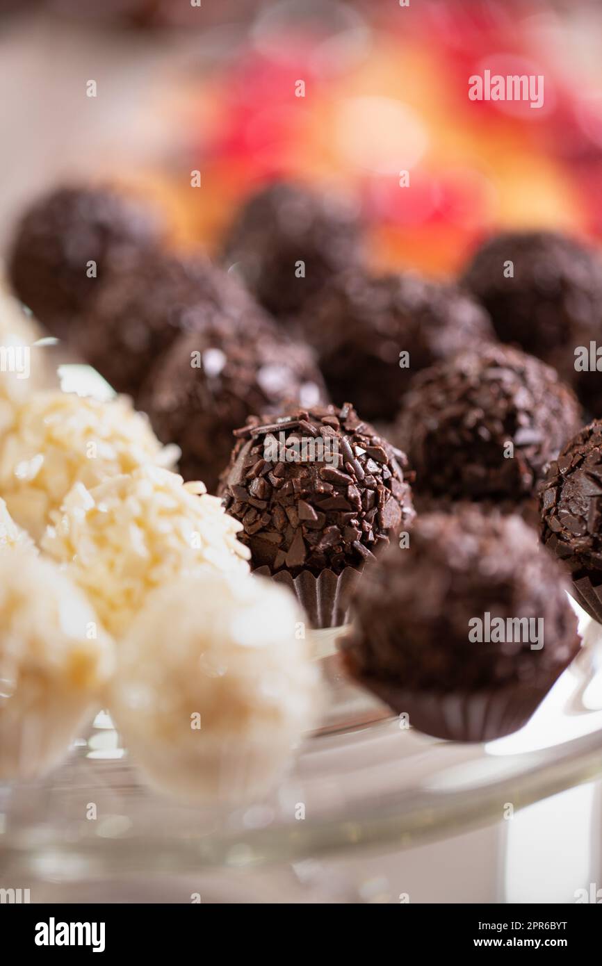 Dessert freschi, appetitosi, dolci e moderni si avvicinano a un tavolo a buffet decorato Foto Stock