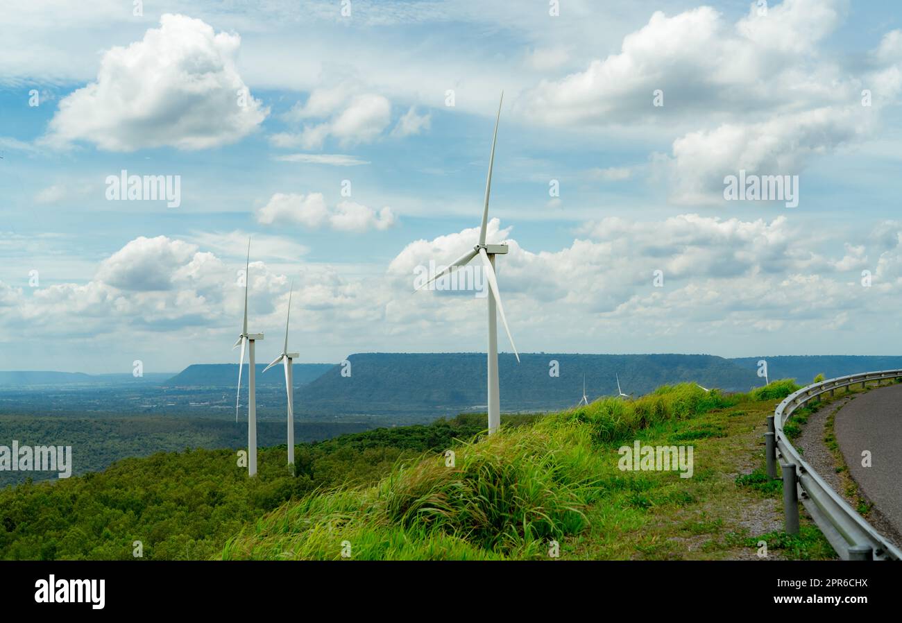 Energia eolica. Energia eolica. Energia sostenibile e rinnovabile. Le turbine eoliche generano elettricità. Fattoria di mulini a vento su una montagna con cielo blu. Tecnologia verde. Risorsa rinnovabile. Sviluppo sostenibile. Foto Stock