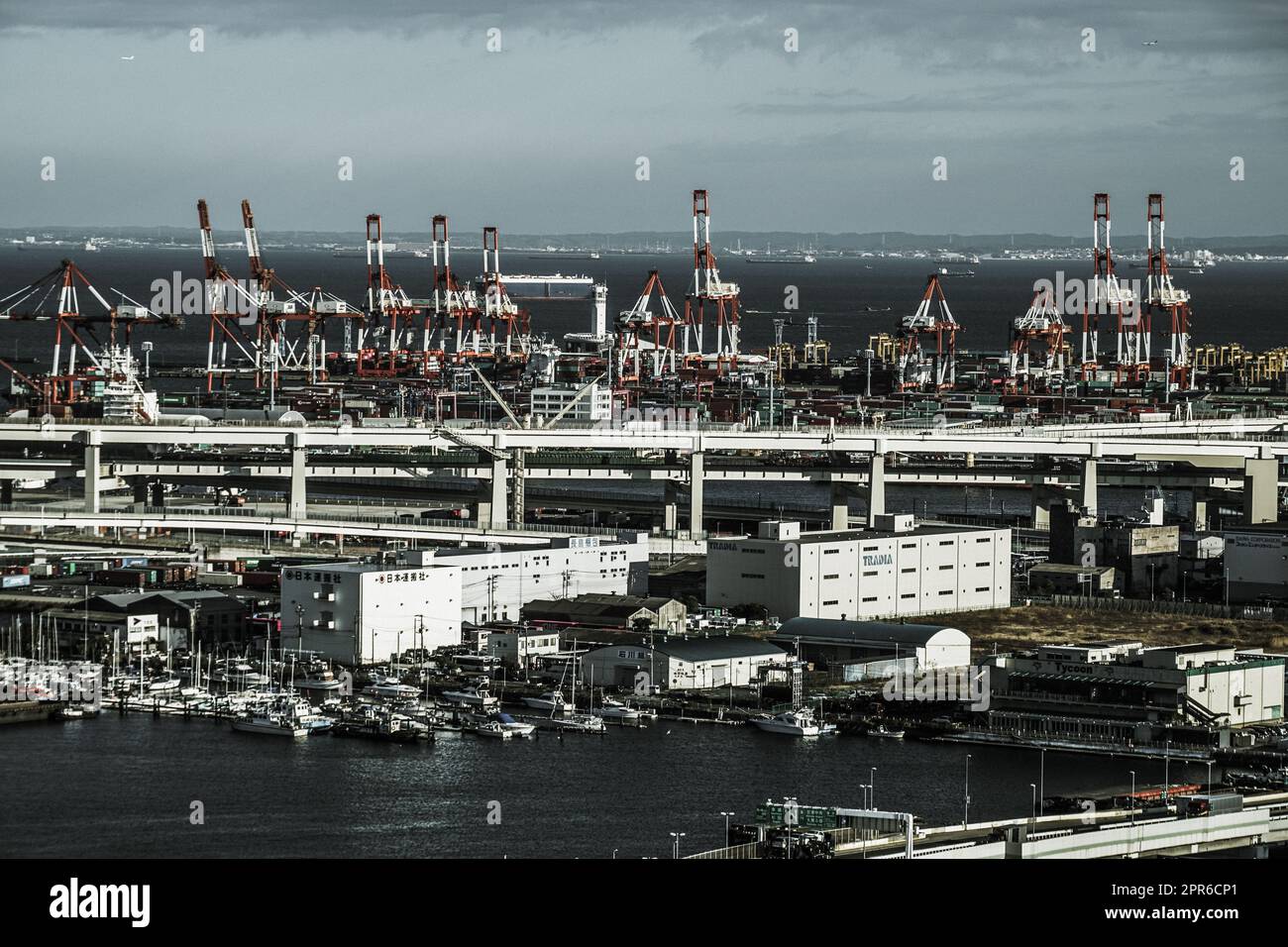 Skyline di Yokohama visibile dalla torre marina (monocromatico) Foto Stock