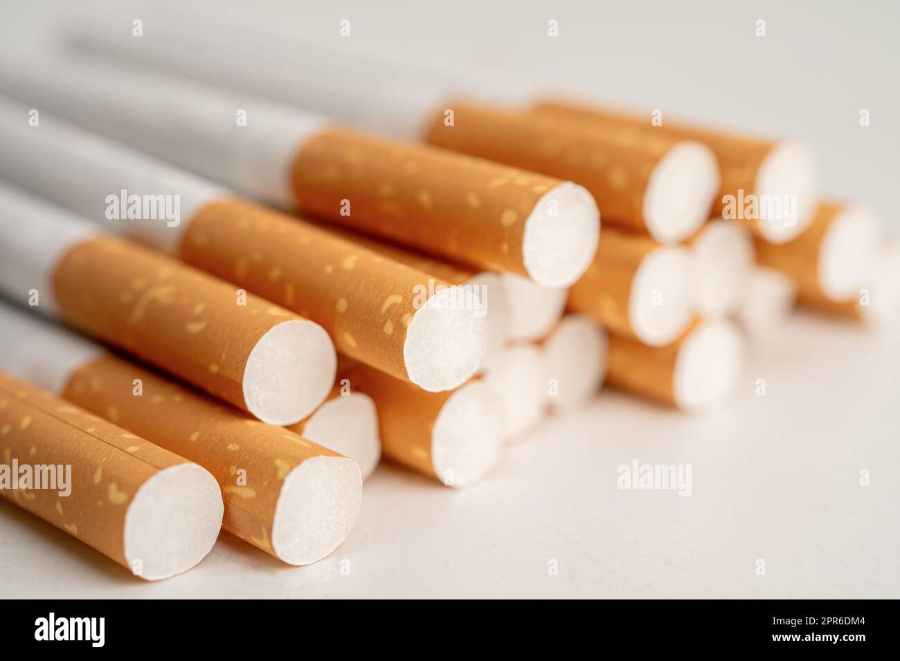 Sigaretta, tabacco in rotolo di carta con tubo filtro, concetto di non fumare. Foto Stock