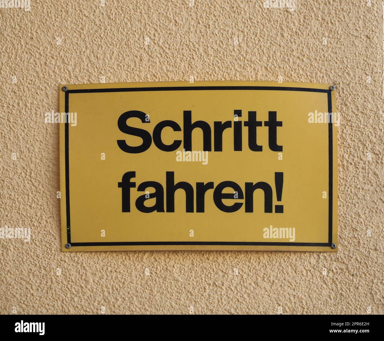 Segno tedesco Schritt fahren transl. Guidare a passo d'uomo Foto Stock