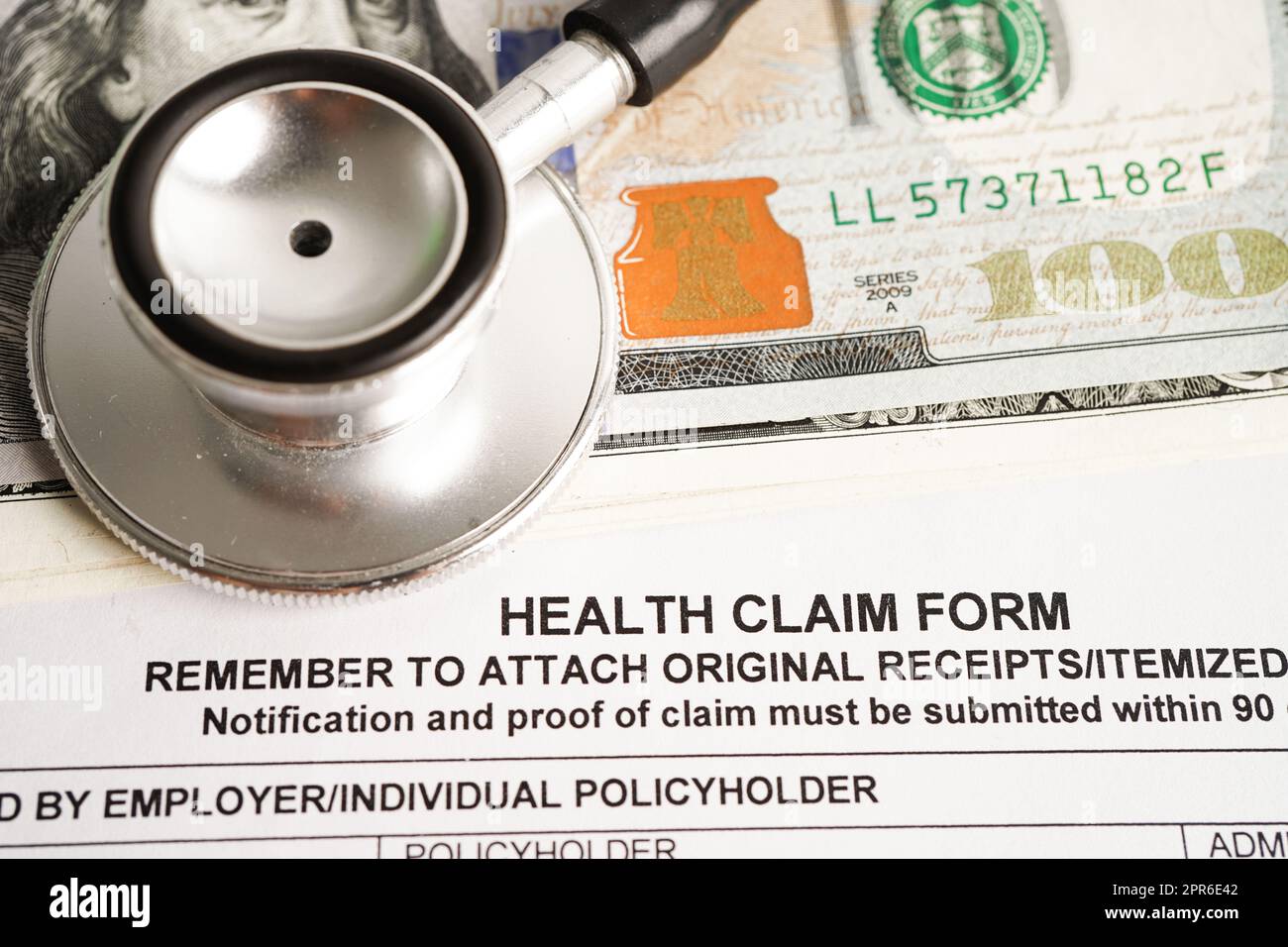 Forma di reclamo sanitario con stetoscopio e banconote in dollari USA, assicurazione incidente concetto medico. Foto Stock