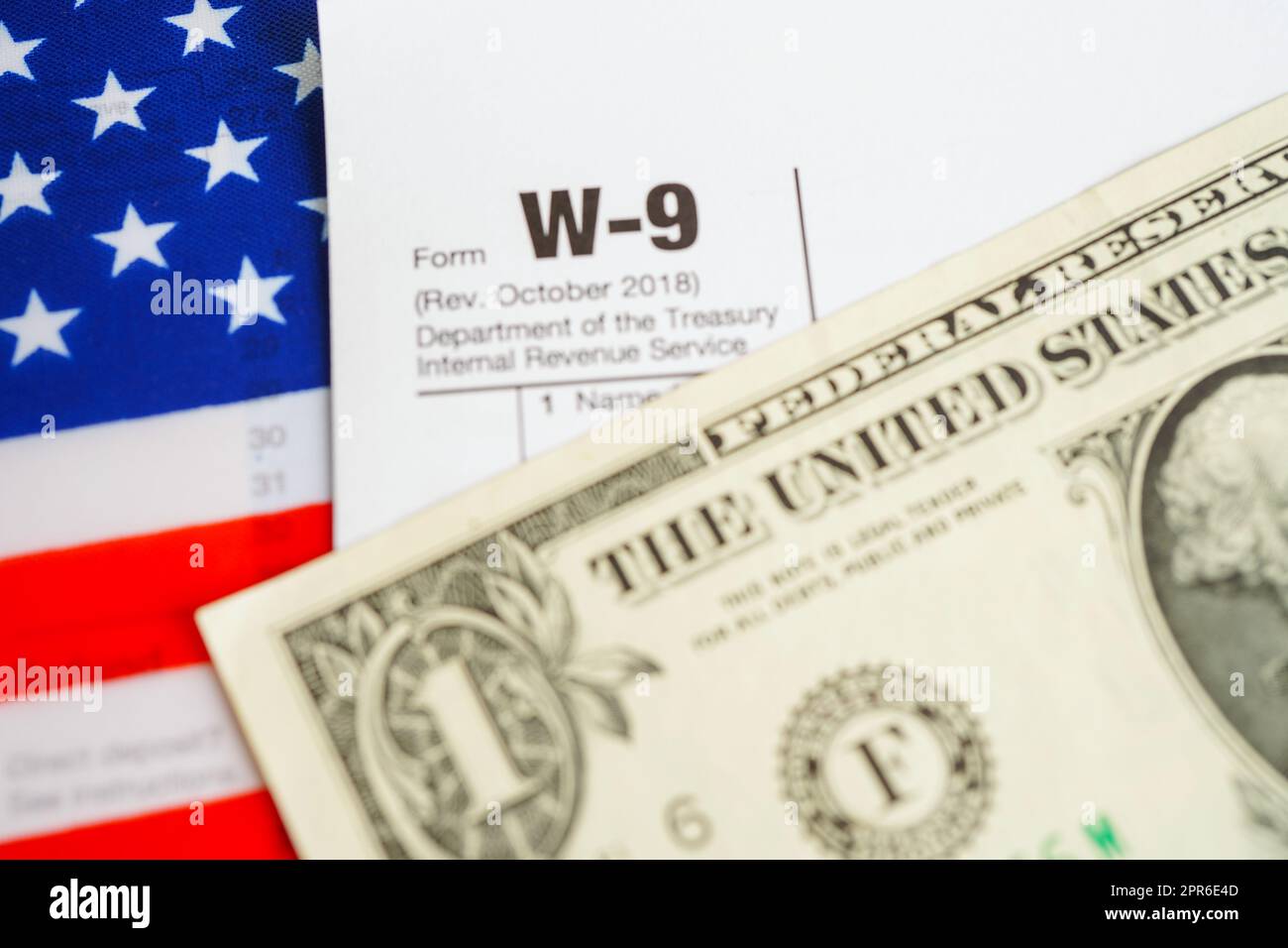 Modulo fiscale W-9 richiesta di numero di identificazione contribuente e certificazione, concetto di finanza aziendale. Foto Stock