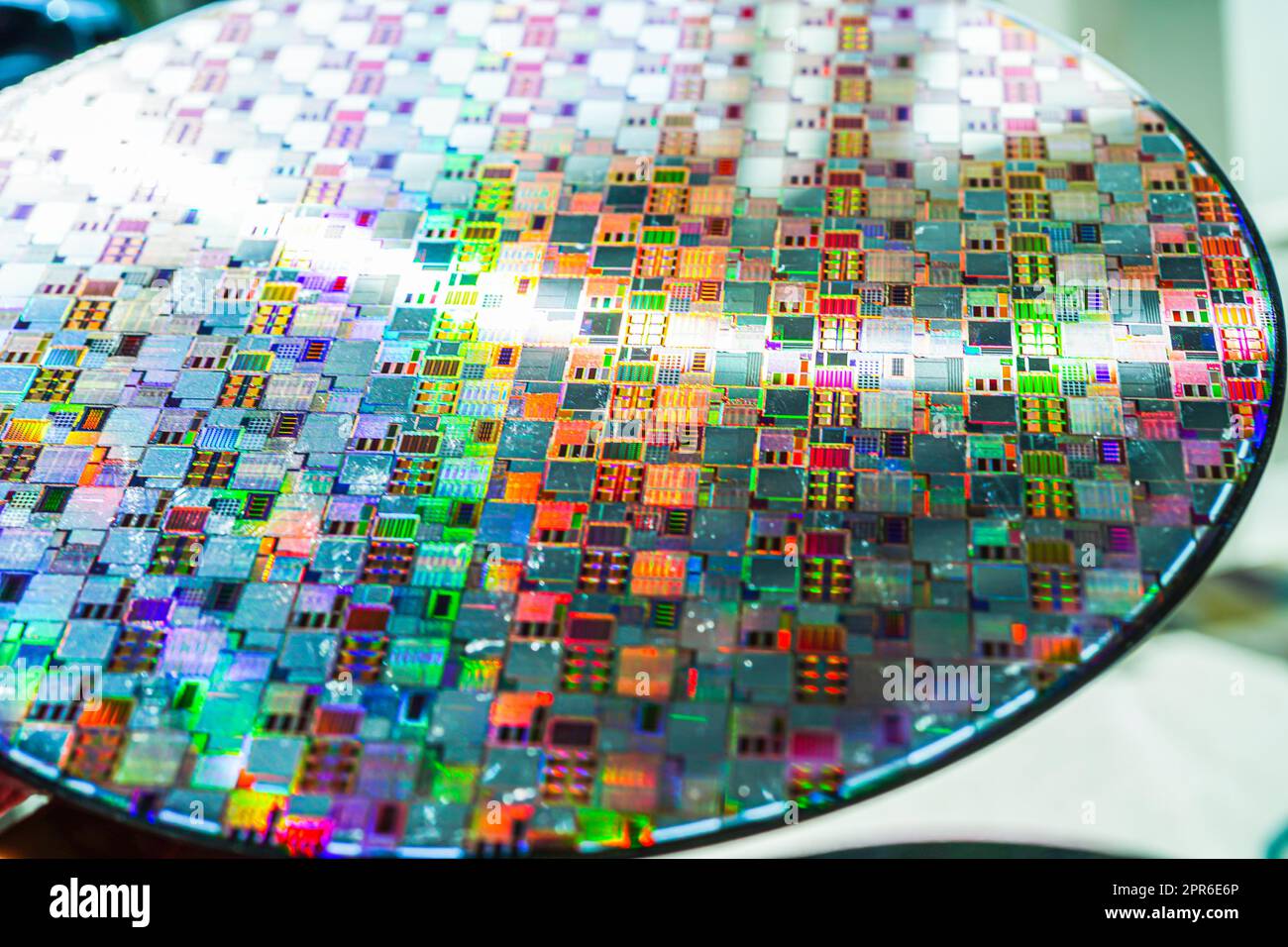 Wafer di silicio per la fabbricazione di semiconduttori di circuiti integrati. Foto Stock