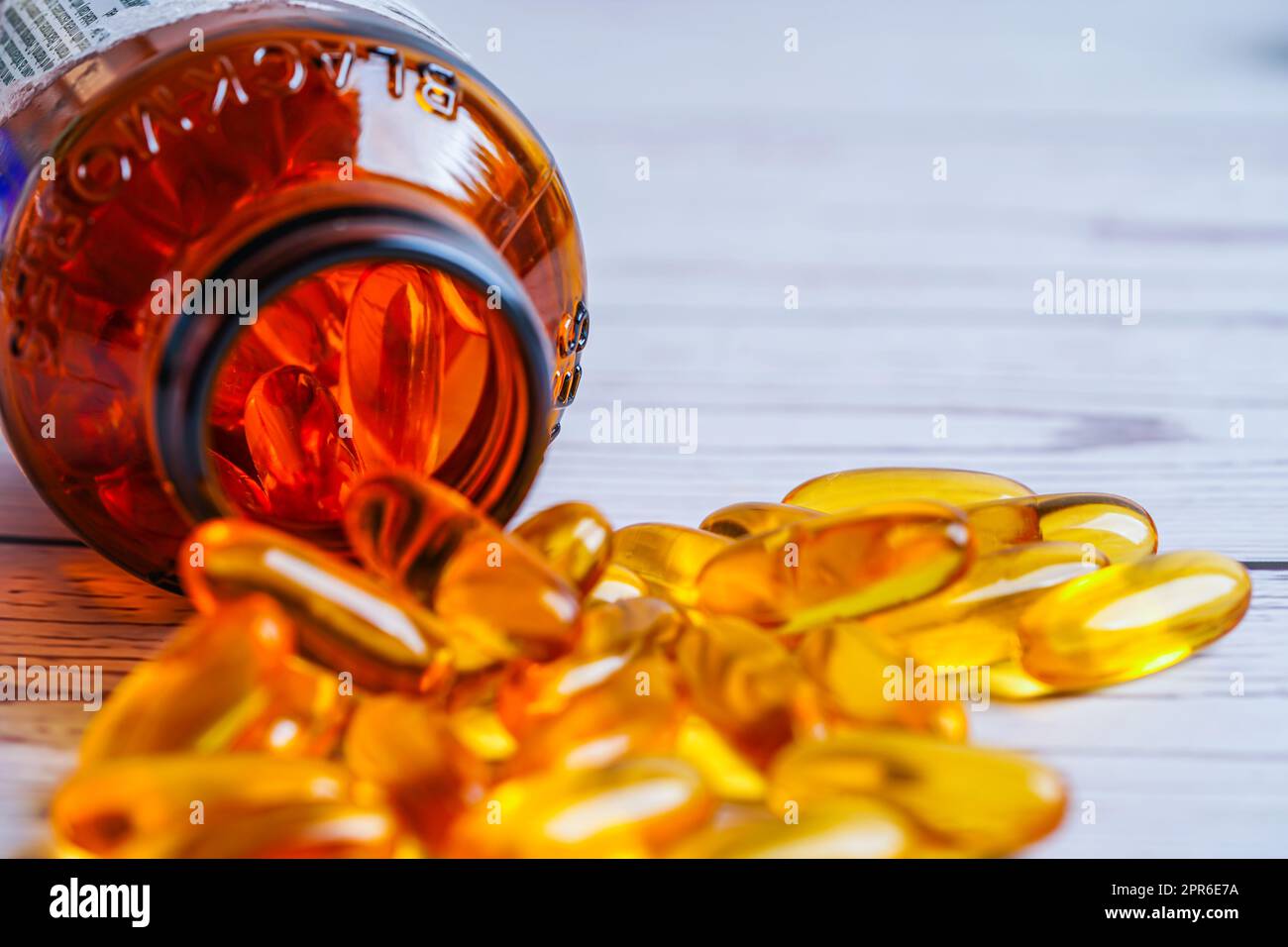 Bangkok, Thailandia - 27 aprile 2022 olio di pesce o gel di olio di fegato di merluzzo in capsule con vitamine omega 3, alimenti integrativi sani Foto Stock