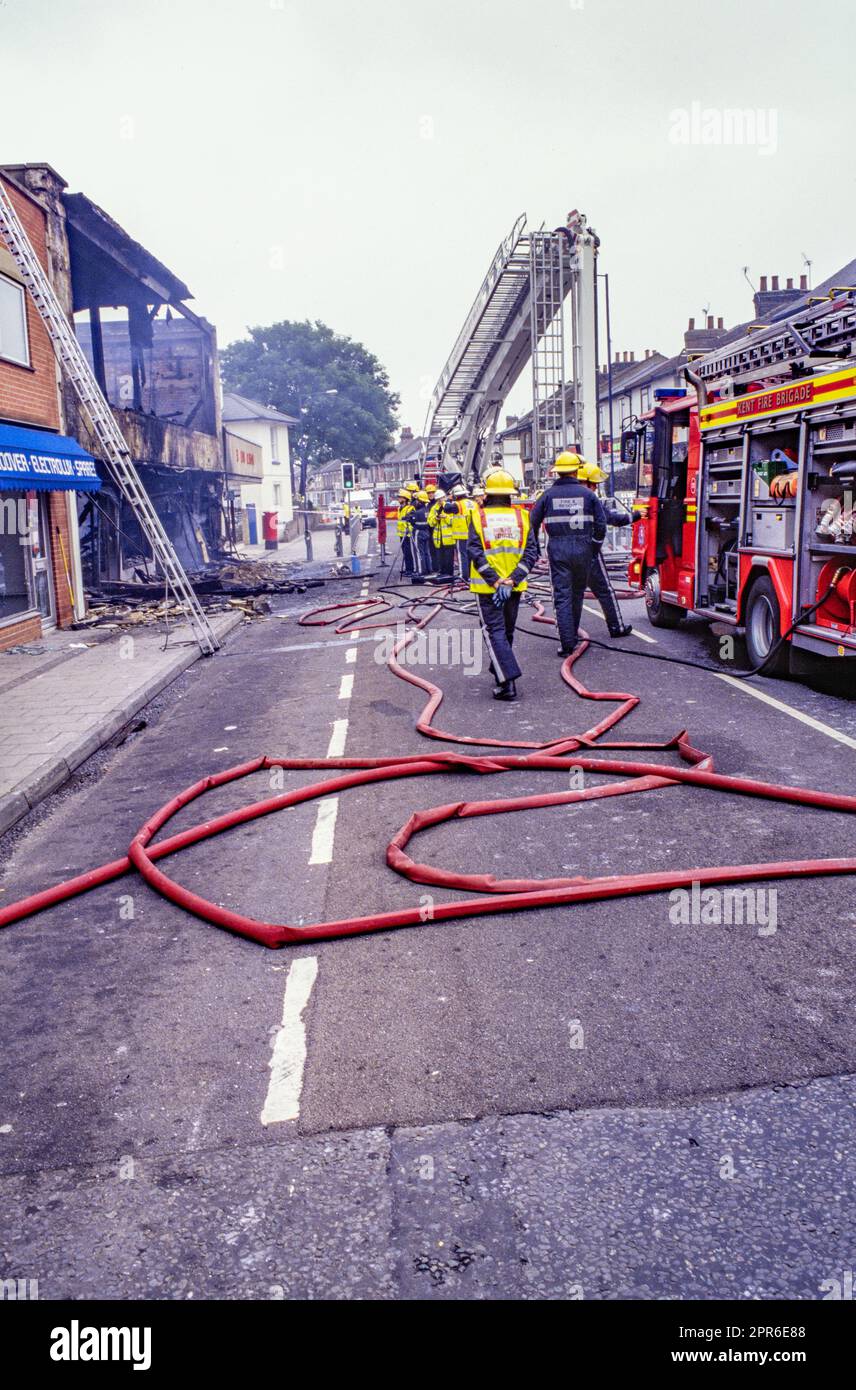 Un negozio di Baldwins incendiato a Perry Street, Northfleet. L'azienda era in commercio da 100 anni. Ci sono voluti 40 vigili del fuoco per metterlo sotto controllo. Foto Stock