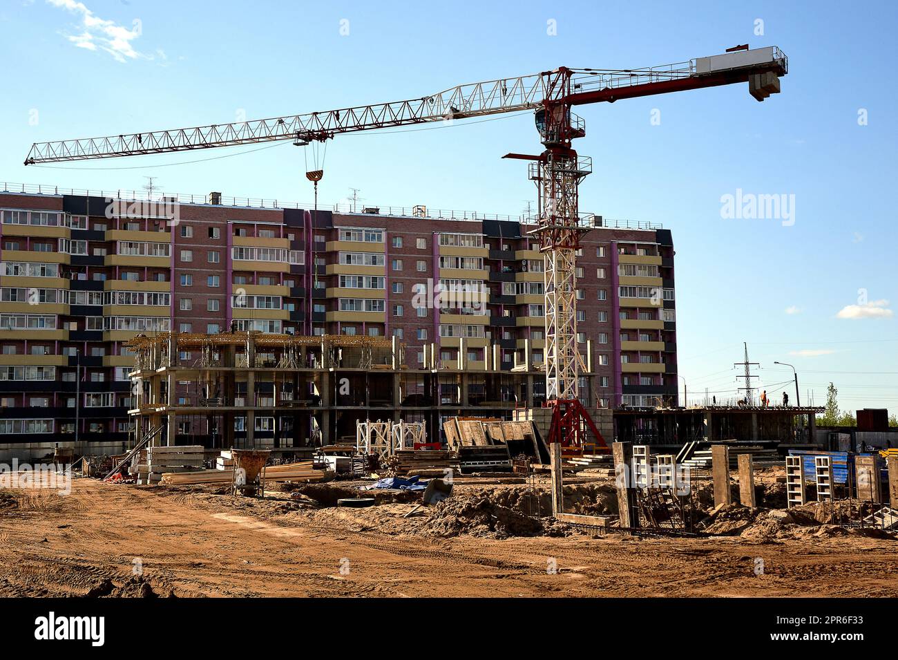 costruzione di un edificio amministrativo in modo monolitico con gru a torre Foto Stock