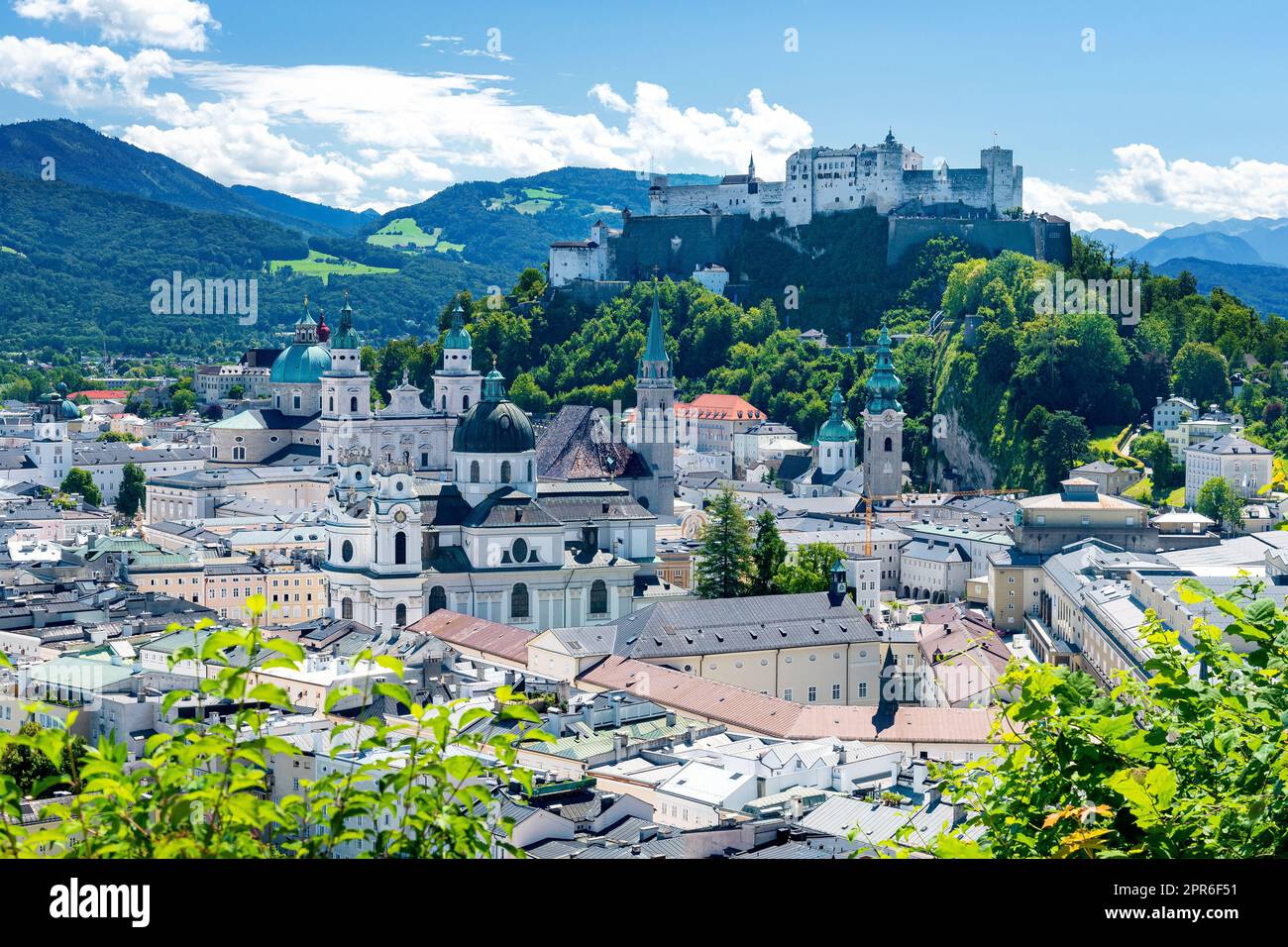 Patrimonio mondiale della città vecchia di Salisburgo in Austria, con la fortezza medievale di Hohensalzburg e i monti Salzkammergut Foto Stock