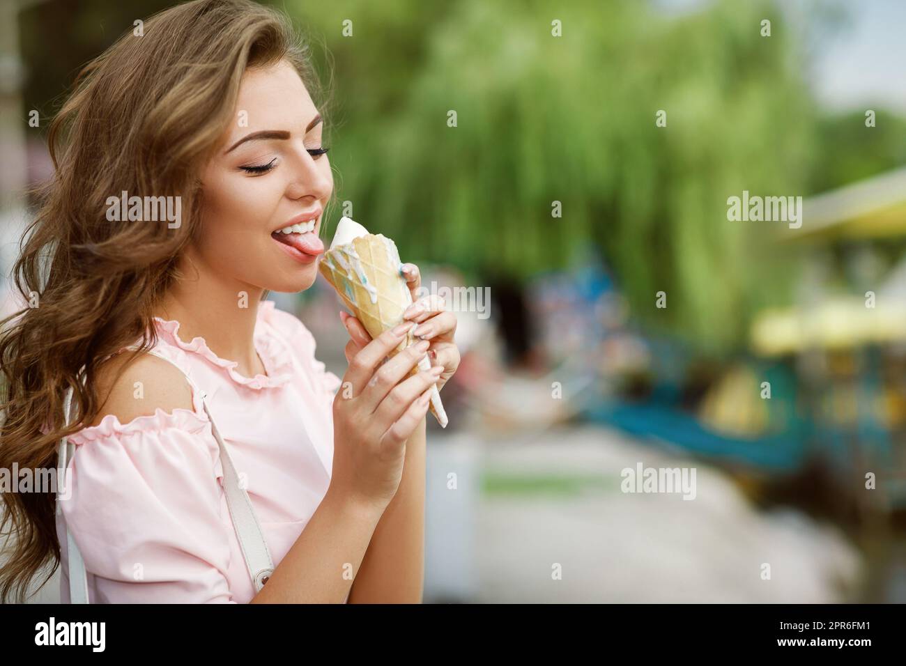 Giovane ragazza sorridente con gelato Foto Stock