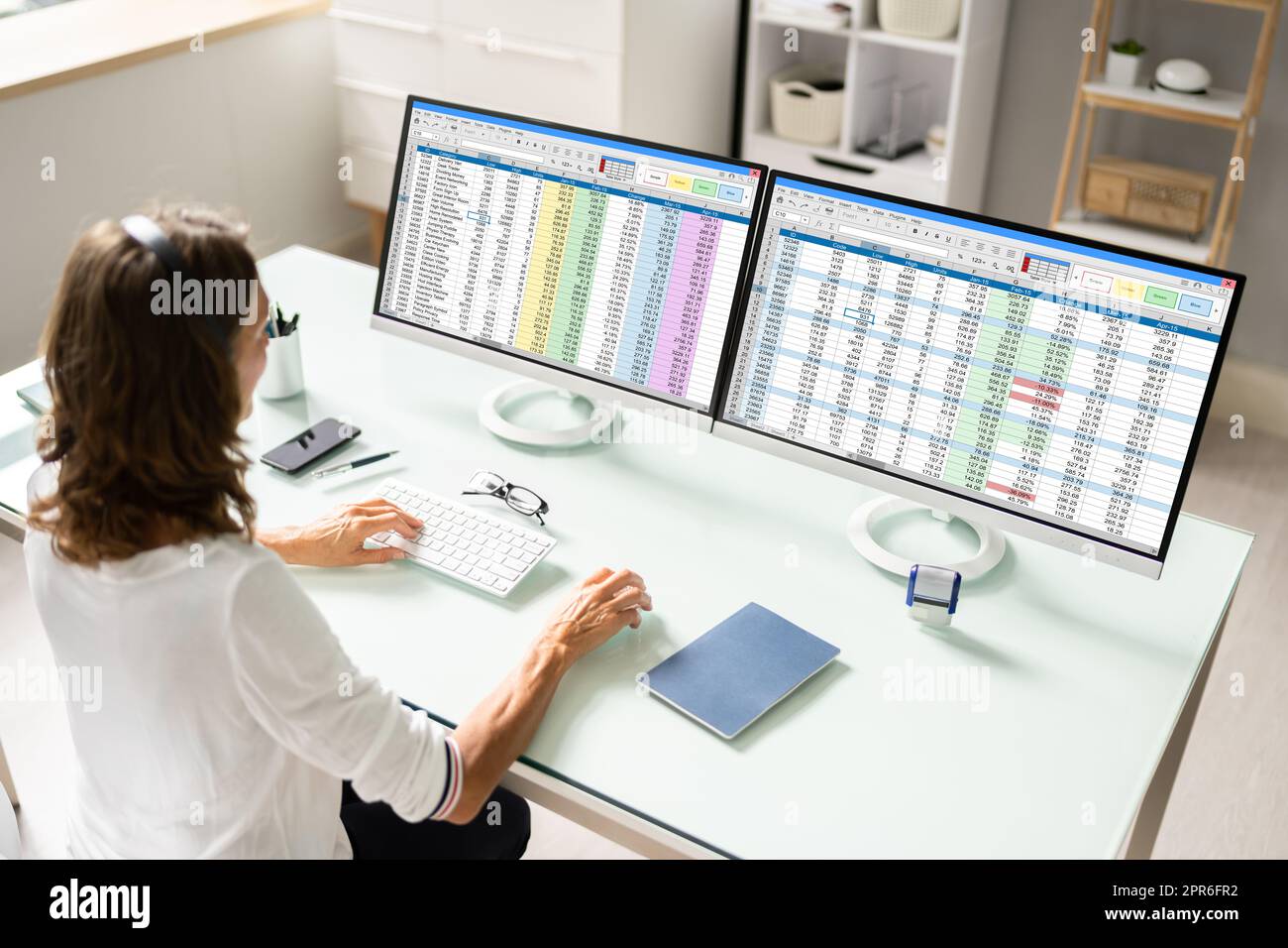 Data Analyst Woman Using Spreadsheet Foto Stock