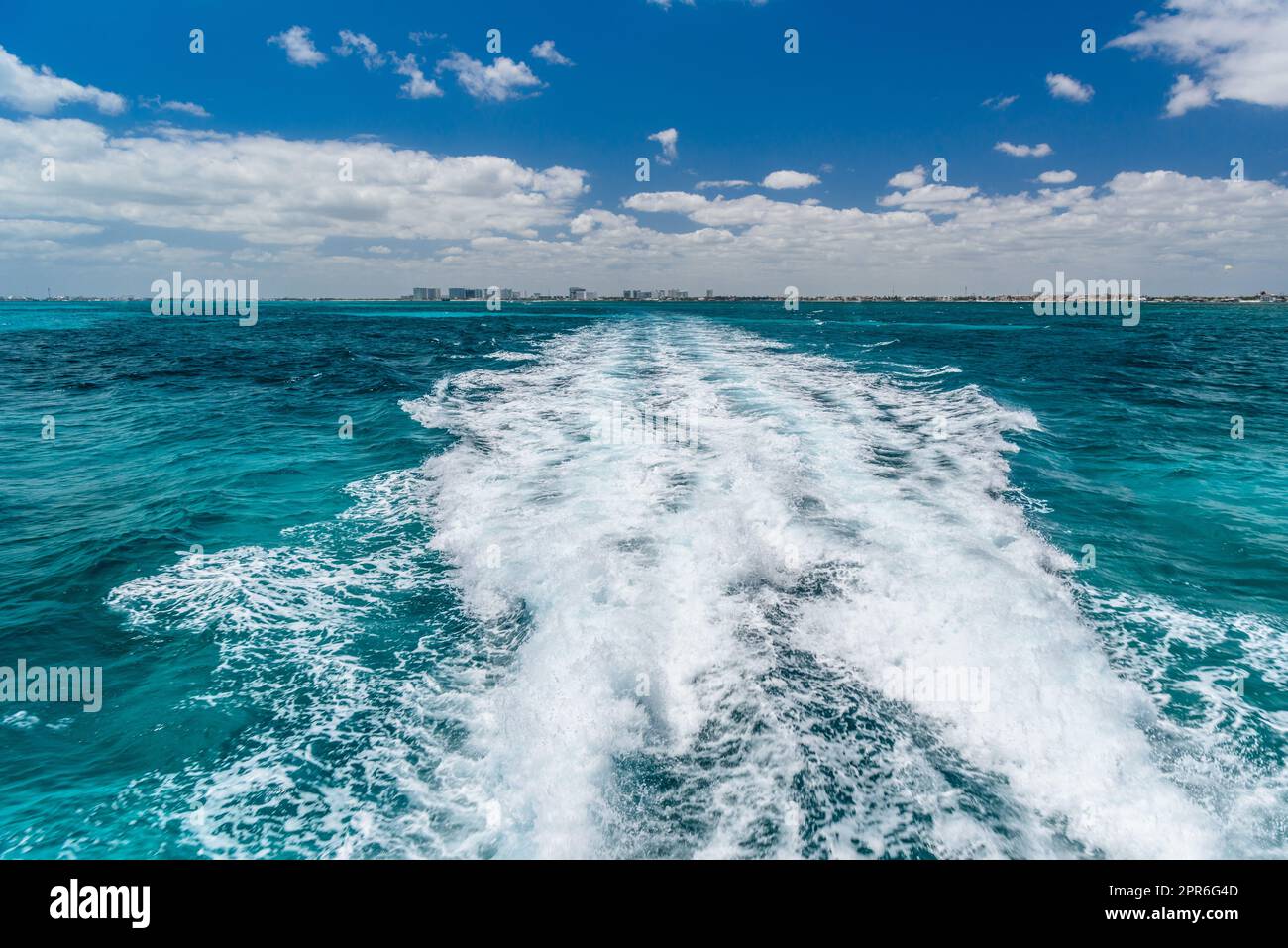 Sentiero d'acqua lasciato da una barca nel lago, immagine del viaggio su una barca nell'Oceano Caraibico vicino a Cancun, Yucatan, Messico Foto Stock