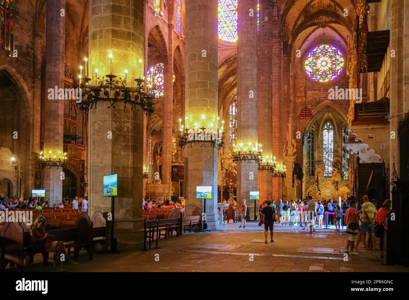 Palma, Maiorca - 5 agosto 2019 : nave di la Seu, la Cattedrale di Santa Maria di Palma de Mallorca nelle Isole Baleari (Spagna) - gotico medievale Foto Stock