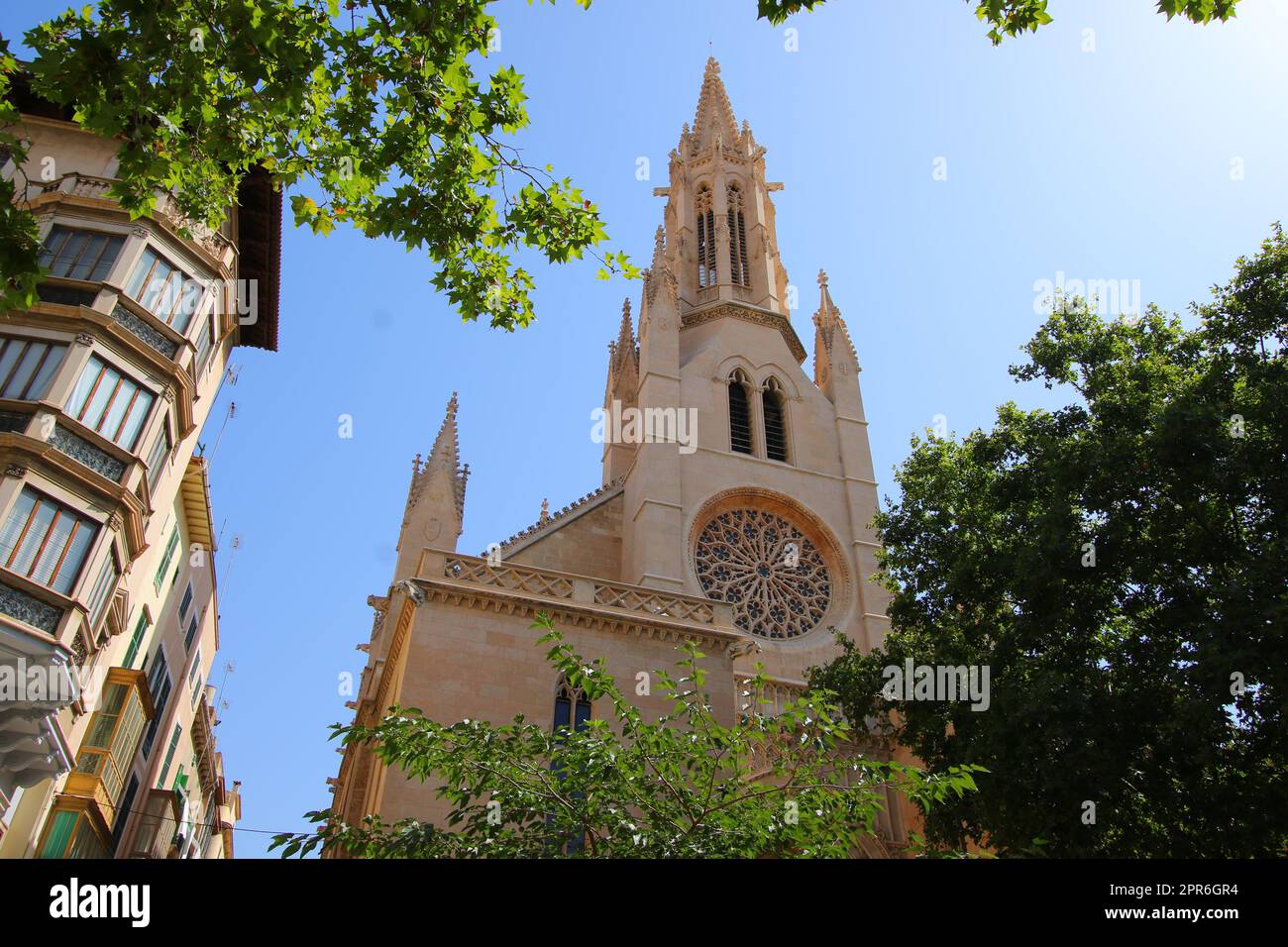 Facciata della chiesa parrocchiale di Santa Eulàlia nella città di Palma di Maiorca nelle Isole Baleari, Spagna - Campanile con rosone in un cataro romano Foto Stock
