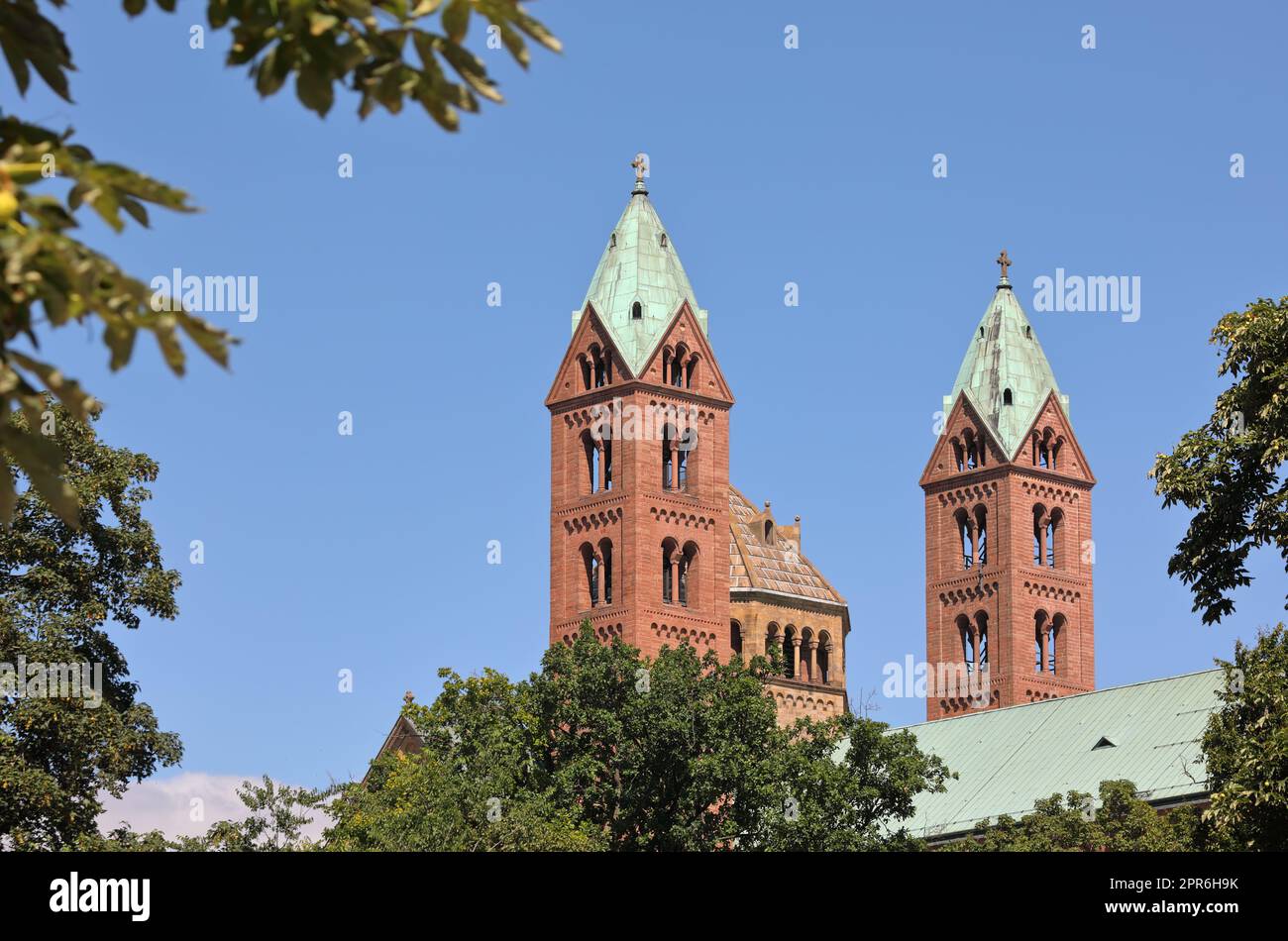 Foto verticale della Basilica della Cattedrale Imperiale dell'Assunzione e di Santo Stefano a Speyer, detta anche Cattedrale di Speyer, Germania Foto Stock