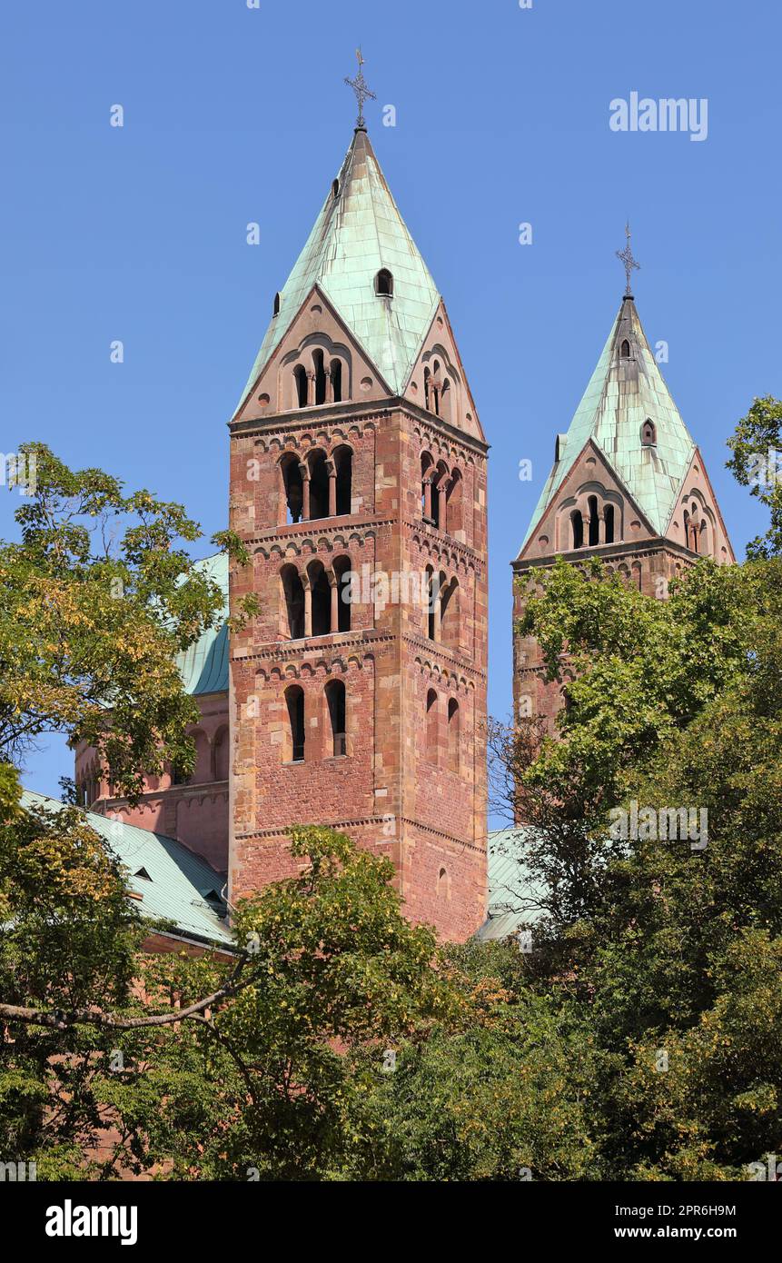 Foto verticale della Basilica della Cattedrale Imperiale dell'Assunzione e di Santo Stefano a Speyer, detta anche Cattedrale di Speyer, Germania Foto Stock