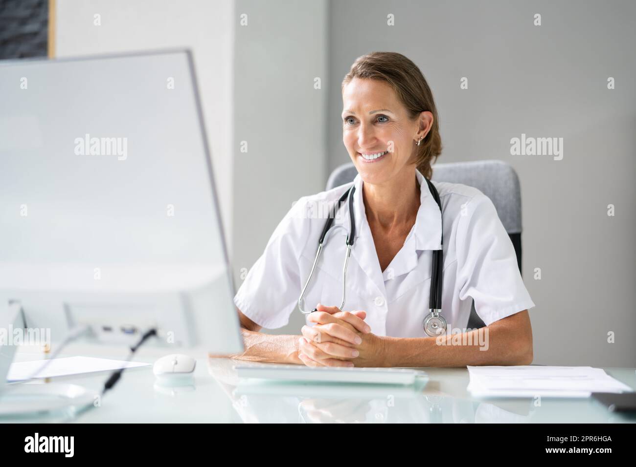 Ritratto di una donna felice medico Foto Stock