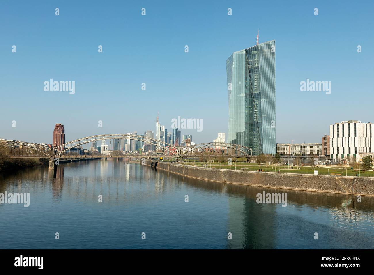 Skyline di Francoforte, Germania, in una giornata di sole Foto Stock