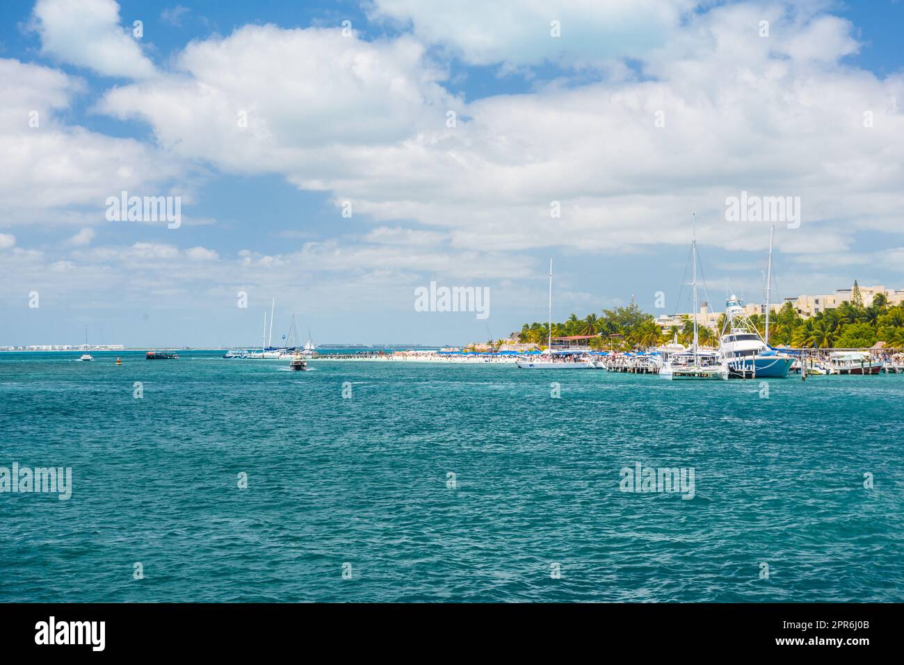 Porto con barche a vela e navi nell'isola di Isla Mujeres nel Mar dei Caraibi, Cancun, Yucatan, Messico Foto Stock