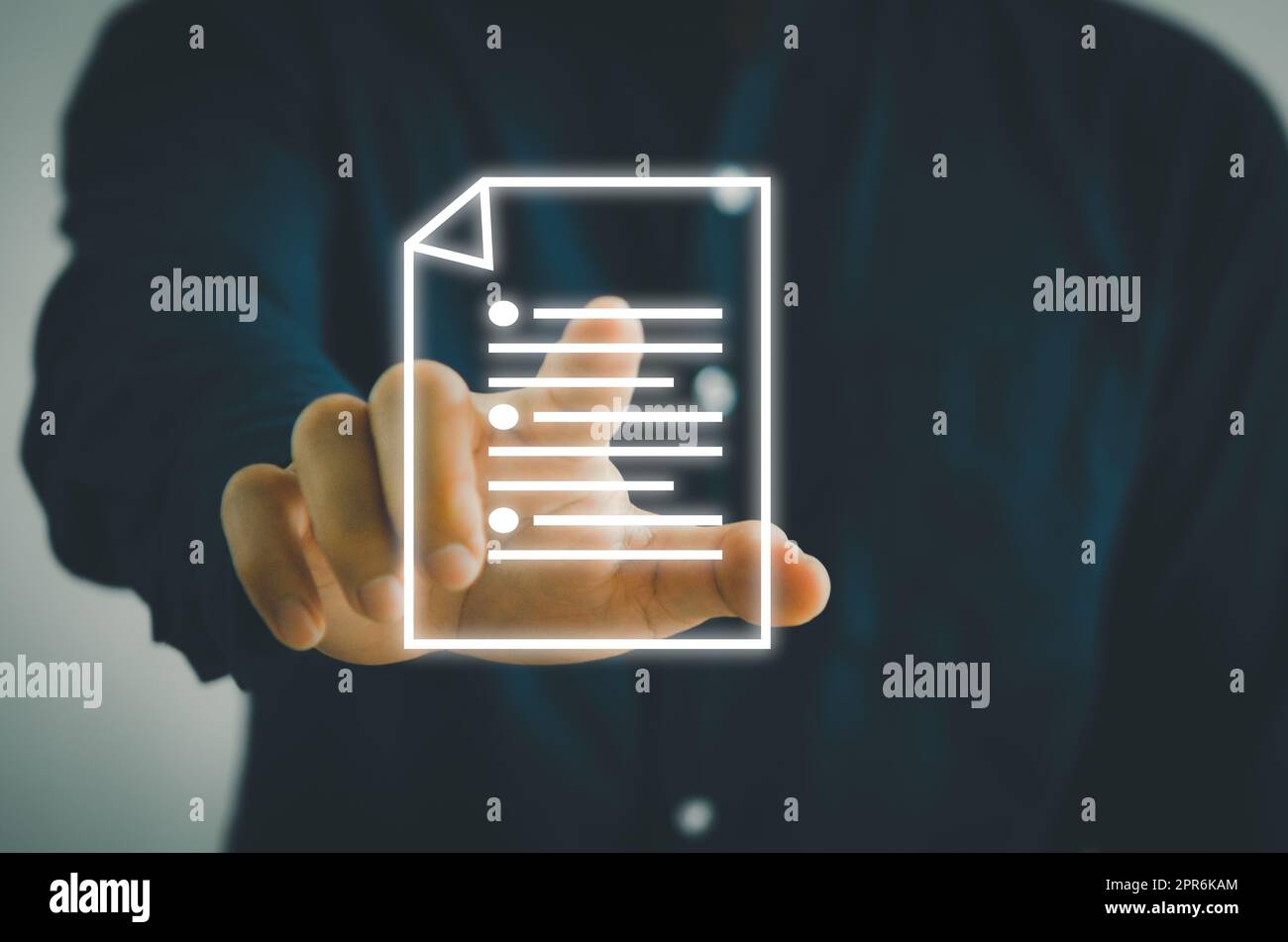 Concetto di tecnologia Internet aziendale sistema di gestione delle informazioni aziendali DMS.businessman con icona documento in mano. Informazioni sulla gestione dei documenti... Foto Stock