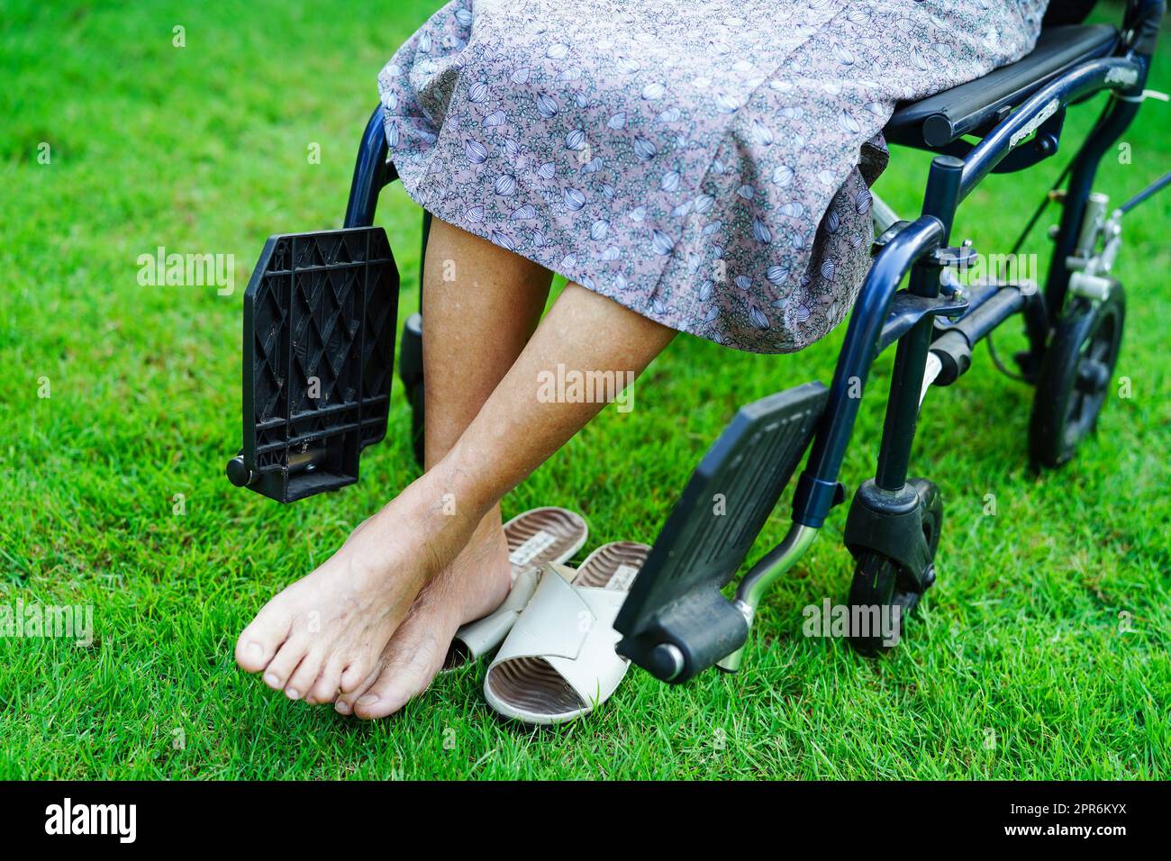 Paziente asiatico anziano invalidità donna seduta su sedia a rotelle nel parco, concetto medico. Foto Stock