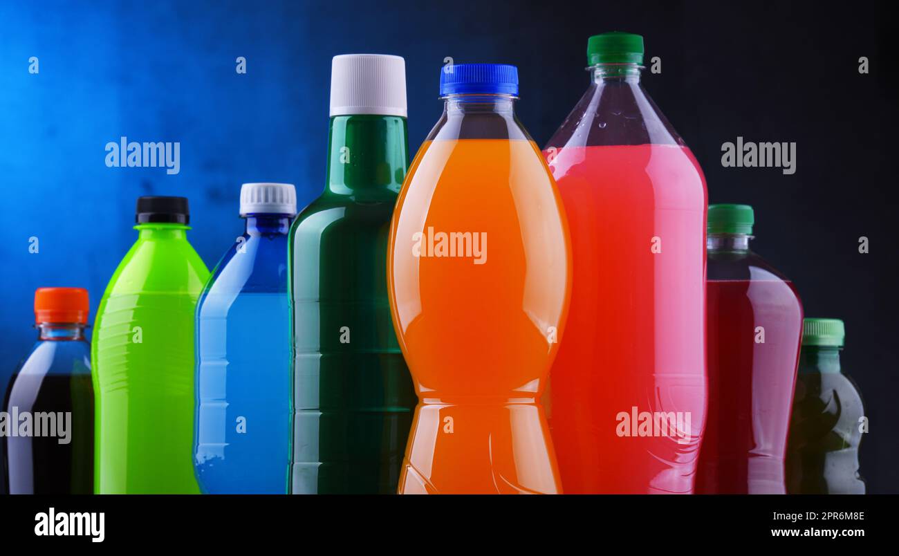 Le bottiglie di plastica di un assortimento di bevande analcoliche gassate Foto Stock